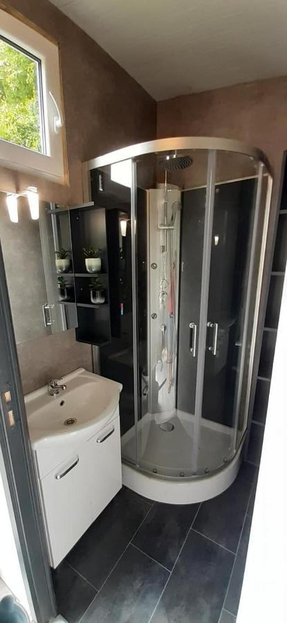Chalet 2 Landgoedcamping Nienoord In Leek Esterno foto